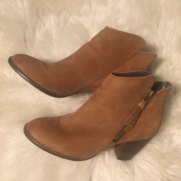 Steve Madden Shoes - Steve Madden Whysper zip up tan booties